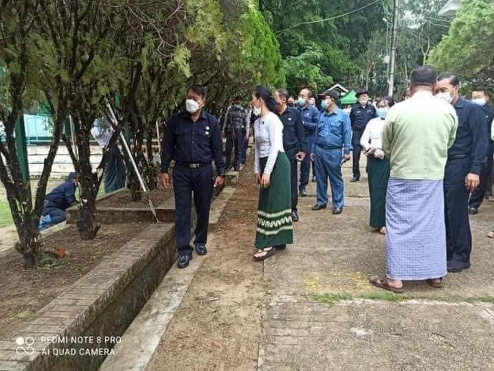 စစ်ကောင်စီခန့်ရန်ကုန်မြို့တော်ဝန်ကို ကျောင်းကိုလိုက်လံစစ်ဆေးစဥ် ဆရာမများကလိုက်လံပြသစဥ်