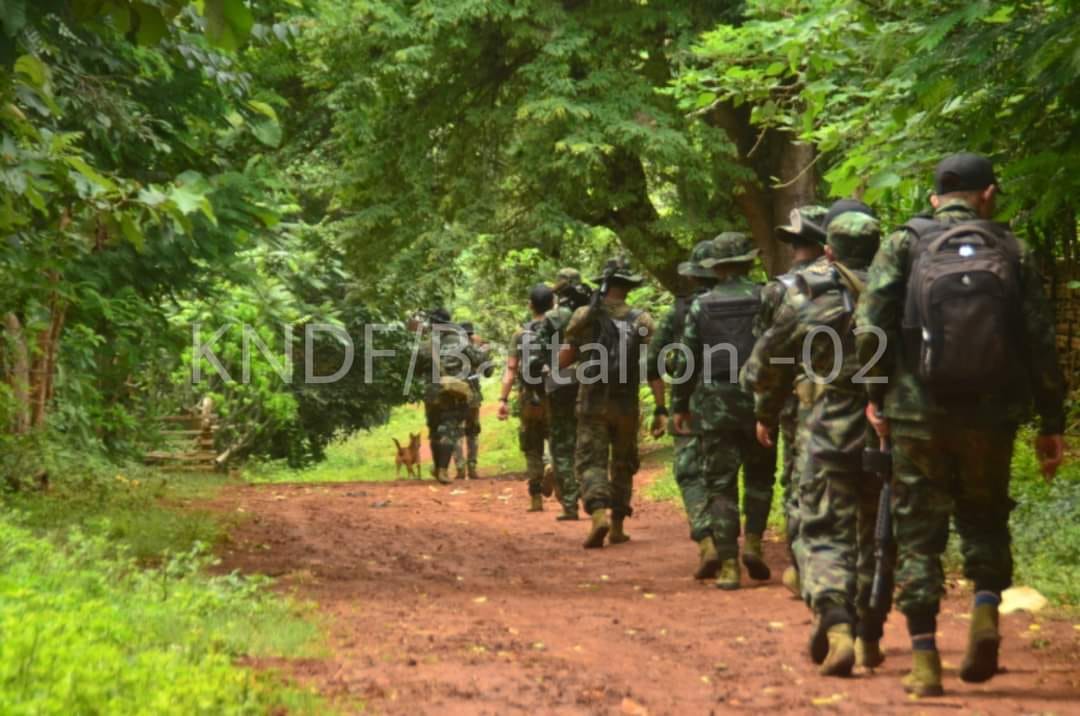(စစ်​ကောင်စီတပ်ထံမှ သိမ်းဆည်းရမိ​သောလက်နက်ခဲယမ်းအပါအဝင်ဆက်စပ်ပစ္စည်းများနှင့် KNDF တပ်ဖွဲ့ဝင်များ။ ဓါတ်ပုံ-KNDF)
