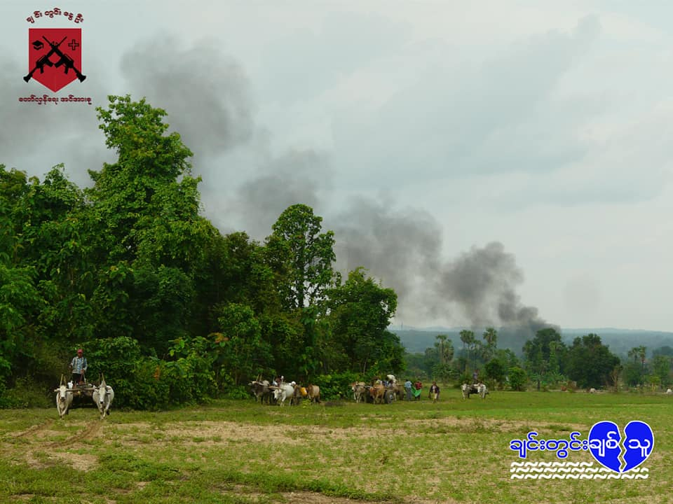 (စစ်ကိုင်းတိုင်း ကနီမြို့နယ် ကင်းအုပ်စု ကင်းရွာသို့ စစ်ကောင်စီတပ် ဝင်ရောက်ဖျက်ဆီး မီးရှို့နေသည့် မြင်ကွင်းဖြစ်သည်။ ဓာတ်ပုံ - ချင်းတွင်းချစ်သူ)