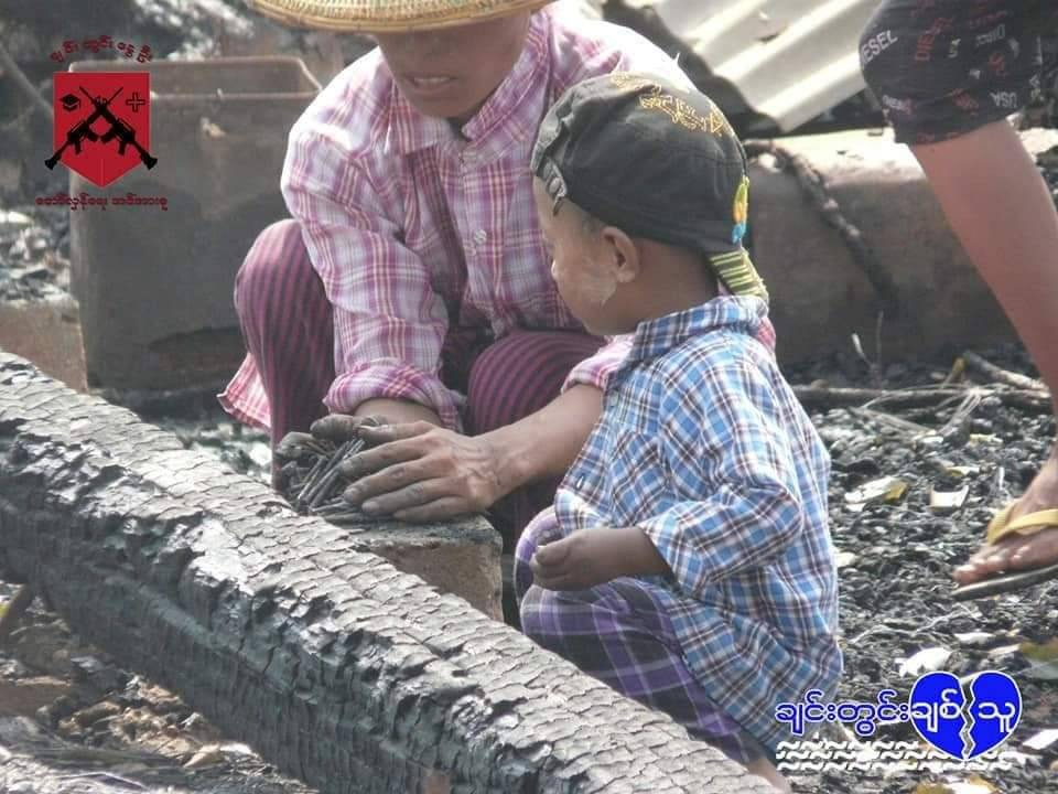 (ကနီမြို့နယ် ကင်းရွာအုပ်စု၌ မေလ၂၅ ရက်တွင် အကြမ်းဖက်စစ်ကောင်စီတပ်က မီးရှို့ခဲ့ပြီးနောက် မြင်တွေ့ရစဥ်)