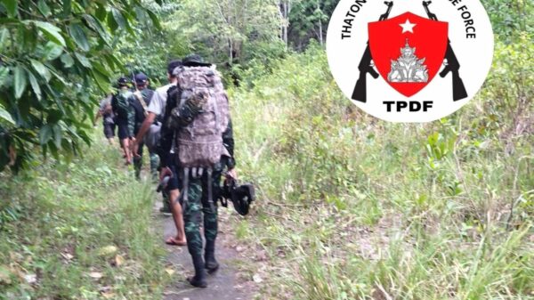 (သထုံ PDFမှ ရဲဘော်များကို ‌ရှေ့တန်းတစ်နေရာ၌ တွေ့ရစဥ်)