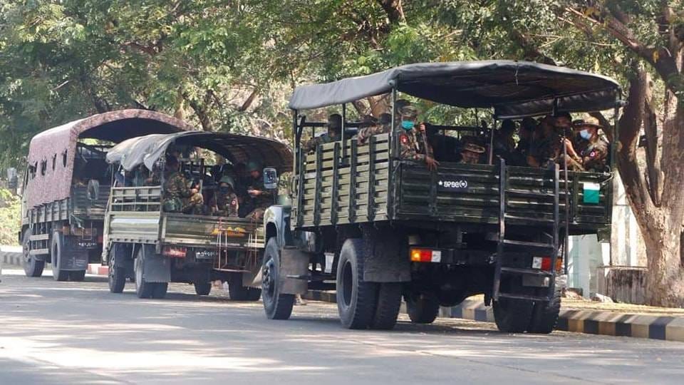 (စစ်ကိုင်းတိုင်းအတွင်းတစ်နေရာတွင် တွေ့ရသည့် အကြမ်းဖက်စစ်တပ်ယာဥ်များ။ ။ဓါတ်ပုံ-CJ)