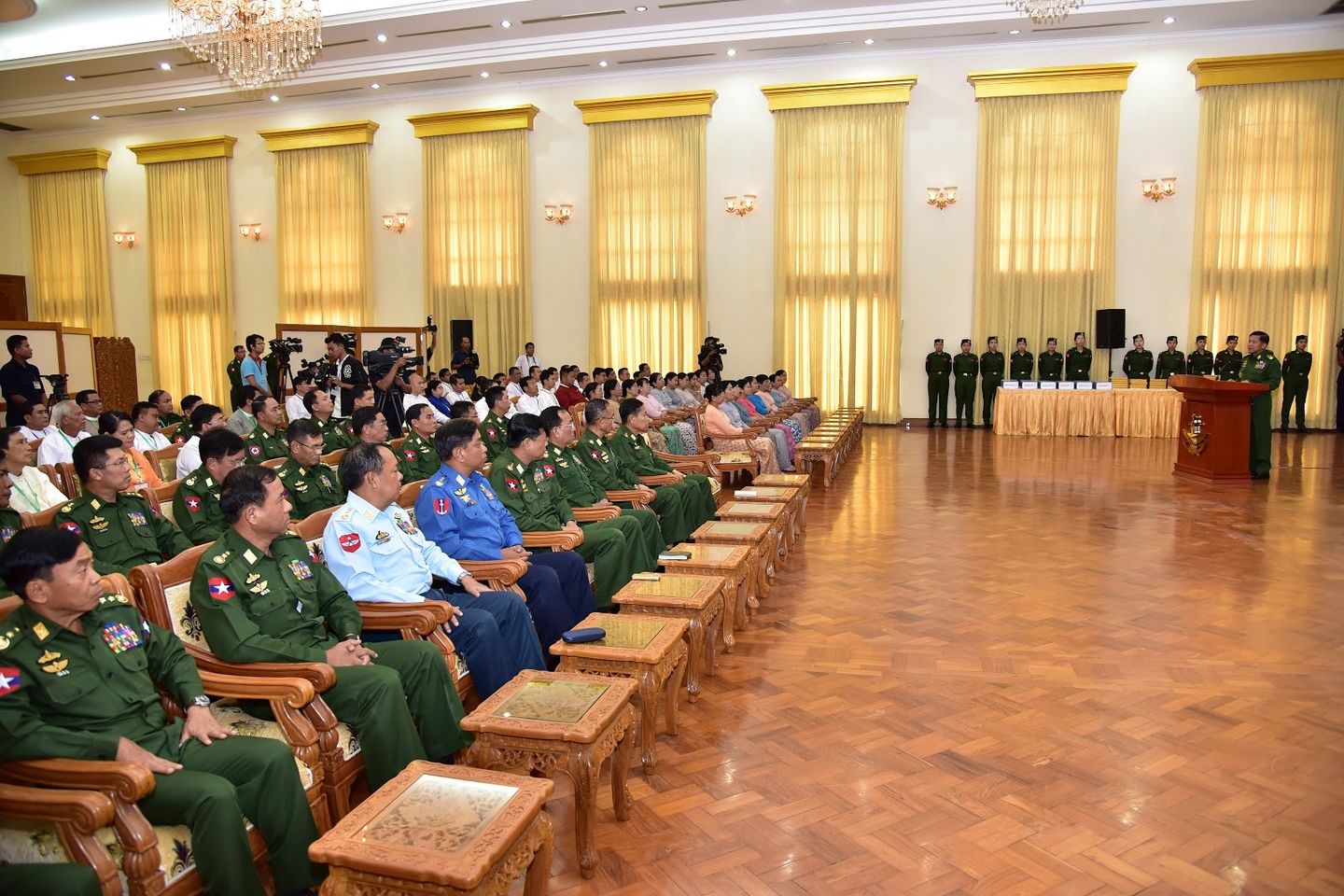 အလှူငွေပေးအပ်ပွဲအခမ်းအနား၌ စစ်အုပ်စုအဖွဲ့၊ ဓာတ်ပုံ - seniorgeneralminaunghlaing.com.