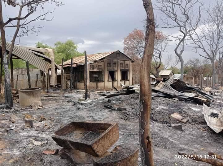 အကြမ်းဖက်စစ်တပ်က မီးရှို့ဖျက်ဆီးထားသောပြည်သူ့အိမ်များ။ ။ဓါတ်ပုံ-CJ