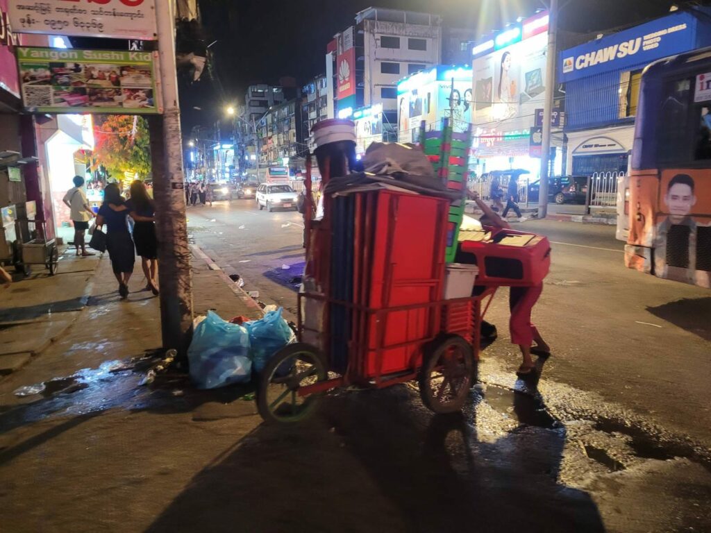 လှည်းတန်းလမ်းဘေးစျေးသည်များကို စစ်ကောင်စီက ရောင်းချခွင့်ပိတ်ပင်တားမြစ်
