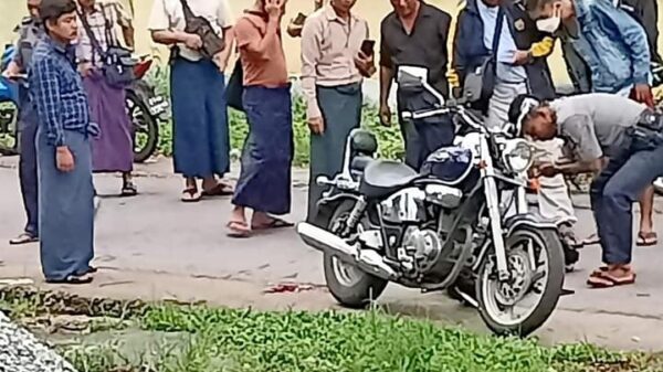 မျိုးမင်းထွဋ်အသတ်ခံရပြီး​နောက် စစ်​ကောင်စီရဲများက စစ်​ဆေး​နေစဥ်။ ။ဓါတ်ပုံ-​​သံလွင်တိုင်း/CJ