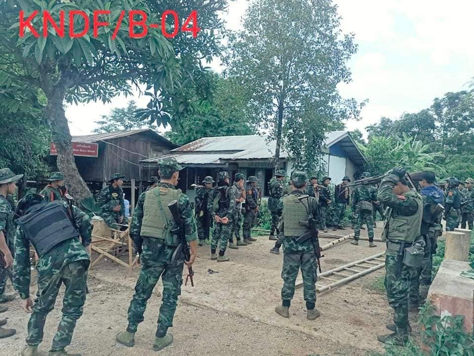 (KNDFတပ်ရင်း၄တပ်ဖွဲ့ဝင်များ။ ။ဓါတ်ပုံ-KNDF-B04)