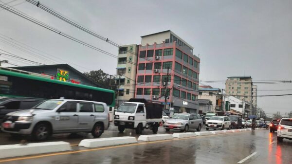 (ရန်ကုန်တွင်ဆီဝယ်ရန်တန်းစီ​နေ​သောကားများကို ​မေ ၃၁ ည​နေပိုင်းက​တွေ့ရစဥ်။ ။ ဓါတ်ပုံ-People's Spring)