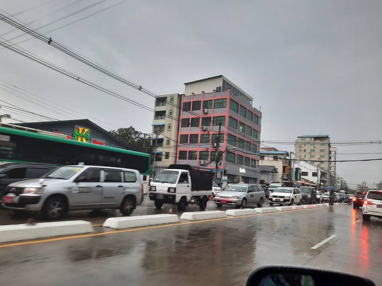 (ရန်ကုန်တွင်ဆီဝယ်ရန်တန်းစီ​နေ​သောကားများကို ​မေ ၃၁ ည​နေပိုင်းက​တွေ့ရစဥ်။ ။ ဓါတ်ပုံ-People's Spring)