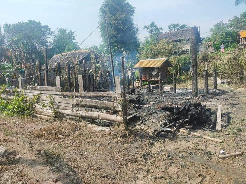 ကျော(ကပစ)မှ ထွက်လာသည့် စစ်ကောင်စီယာဉ်တန်း ထီးလင်းရှိ ရွာအချို့မှ နေအိမ်၊စပါးကျီနှင့် ဆိုင်ကယ်များ မီးရှို့ဖျက်ဆီးသွား