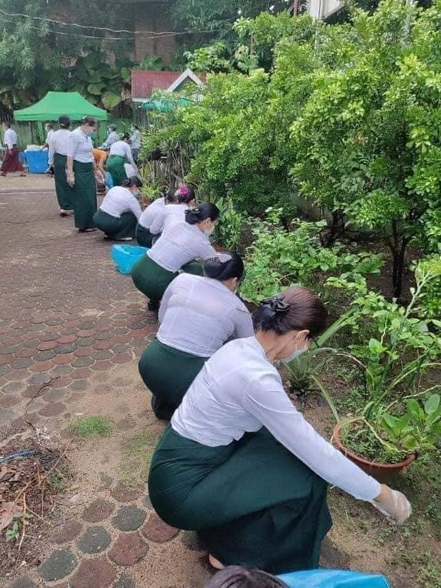 ကျောင်းသန့်ရှင်းရေးပြုလုပ်နေသောဆရာမများ