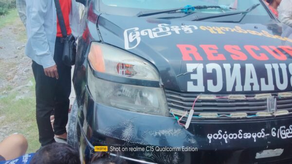 မန္တလေးမှာ ပိုက်ဆံနဲ့ဖုန်းလုပြီးဆိုင်ကယ်နဲ့ထွက်ပြေးသူကို ကားနဲ့တိုက်ဖမ်း