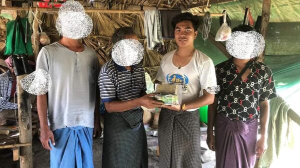 (မုံရွာ တကသ ကစစ်​ဘေး မီး​ဘေးသင့်ပြည်သူများကို ကူညီစဥ် /အကြမ်းဖက်စစ်တပ်မီးရှို့ခဲ့​သော​နေအိမ်များ။ ဓါတ်ပုံ - မုံရွာတကသ)