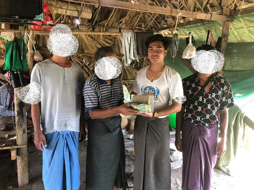 (မုံရွာ တကသ ကစစ်​ဘေး မီး​ဘေးသင့်ပြည်သူများကို ကူညီစဥ် /အကြမ်းဖက်စစ်တပ်မီးရှို့ခဲ့​သော​နေအိမ်များ။ ဓါတ်ပုံ - မုံရွာတကသ)