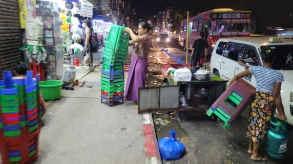 လှည်းတန်းလမ်း​ဘေး​စျေးသည်များကို စစ်​ကောင်စီက ​ရောင်းချခွင့်ပိတ်ပင်တားမြစ်