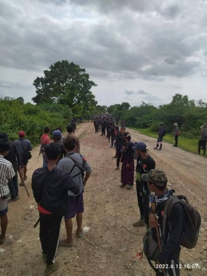 ရှိမ်းမကားနယ်မြေရဲစခန်းအား ဝင်ရောက်တိုက်ခိုက်ခဲ့သည့် ဒေသတွင်းPDFများအား တွေ့ရစဥ်။