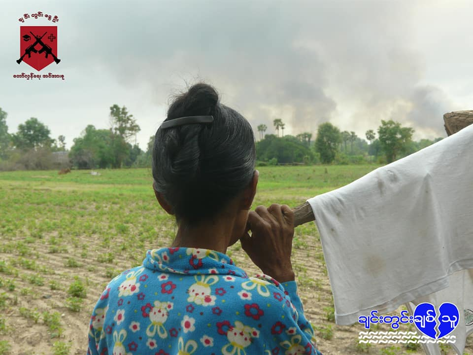 (စစ်ကိုင်းတိုင်း ကနီမြို့နယ် ကင်းအုပ်စု ကင်းရွာသို့ စစ်ကောင်စီတပ် ဝင်ရောက်ဖျက်ဆီး မီးရှို့နေသည့် မြင်ကွင်းဖြစ်သည်။ ဓာတ်ပုံ - ချင်းတွင်းချစ်သူ)