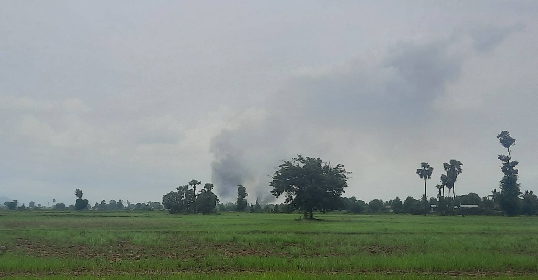 (စစ်ကောင်စီတပ်က ကန့်ဘလူမြို့နယ် နှောကုန်းရွာကို မီးရှို့ဖျက်ဆီးနေစဥ်၊ ဓာတ်ပုံ - Kotaungbo Revolution KTB-R)