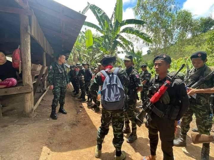 KNDO ဗိုလ်စလုံးတပ်ဖွဲ့ဝင်များအား တွေ့ရစဥ်