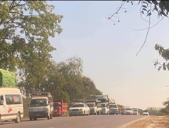 (မုံရွာ-မန္တလေးလမ်းပေါ် လမ်းပိုင်းခေတ္တပိတ်ထား၍ စောင့်ဆိုင်းနေသော ခရီးသွားယာဥ်များအား ပြီးခဲ့သည့်လပိုင်းအတွင်းက တွေ့ရစဥ်။ ။ဓါတ်ပုံ-CJ)