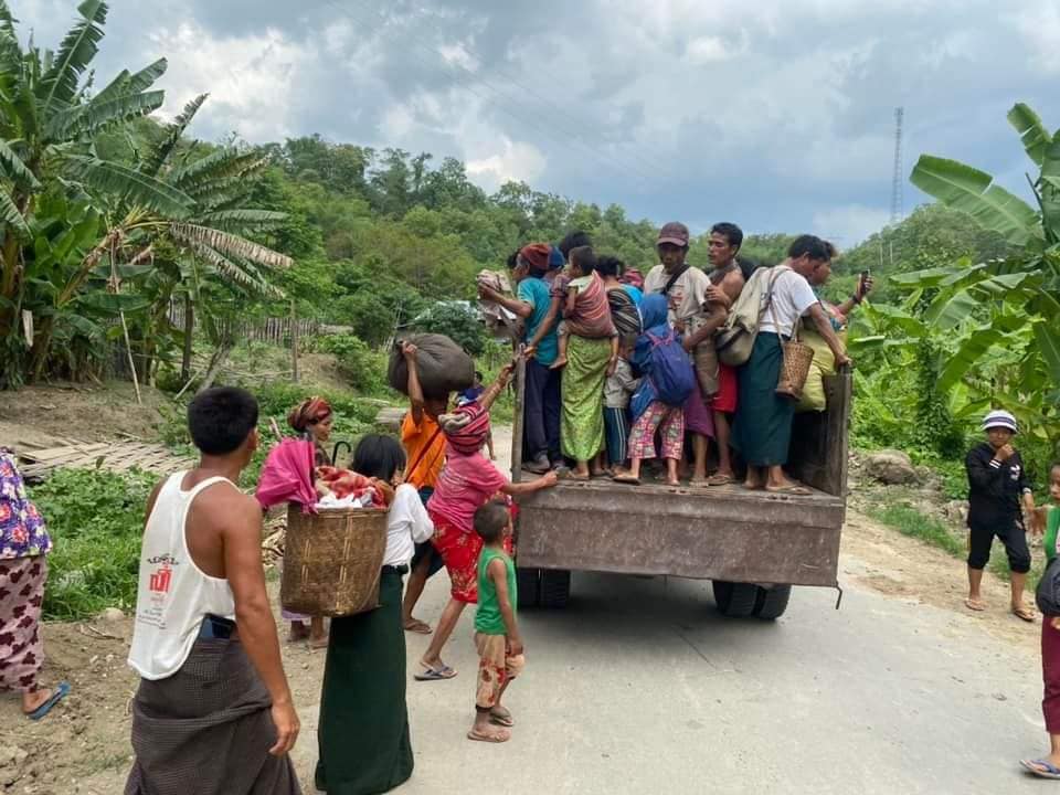 (စစ်ကောင်စီတပ်ဆုတ်ရာ လမ်းကြောင်းပေါ်ရှိ ပြည်သူများနှင့်စစ်ရှောင်ပြည်သူများကို ကန်ပက်လက်မြို့ ပြည်သူ့အုပ်ချုပ်ရေးအဖွဲ့က ဘေးကင်းရာရွေ့ပြောင်းပေးစဥ်။ ဓါတ်ပုံ-ကန်က်လက်မြို့ ပြည်သူ့အုပ်ချုပ်ရေးအဖွဲ့)