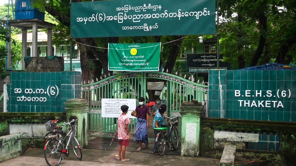 စစ်ကောင်စီလက်အောက်ရှိကျောင်းတစ်ကျောင်း ၏ ကျောင်းဖွင့်ချိန်တွေ့ရစဥ်