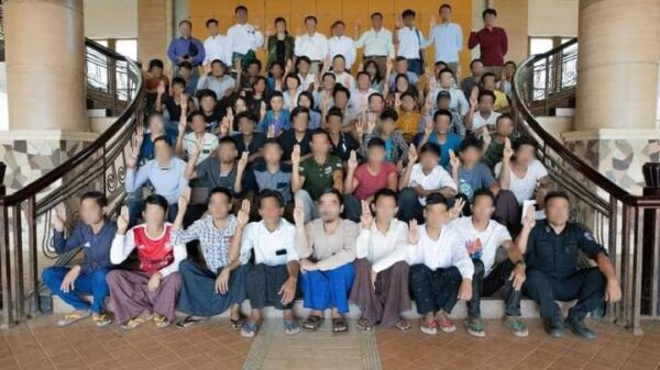 လက်နက်ခဲယမ်းများနှင့် ပြည်သူ့ဘက်ပူးပေါင်းလာသည့် ရဲနှင့် စစ်သားလေးဦးကို NUG ကာကွယ်ရေးဝန်ကြီးဌာန ဆုငွေပေးအပ်