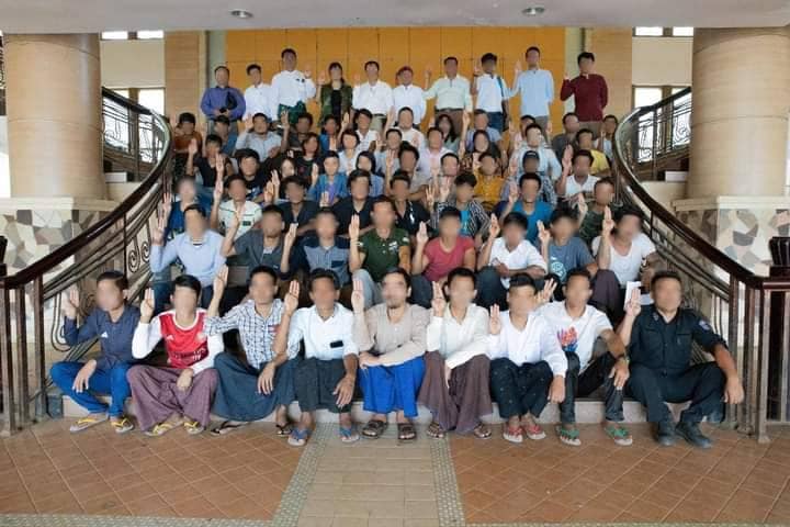 လက်နက်ခဲယမ်းများနှင့် ပြည်သူ့ဘက်ပူးပေါင်းလာသည့် ရဲနှင့် စစ်သားလေးဦးကို NUG ကာကွယ်ရေးဝန်ကြီးဌာန ဆုငွေပေးအပ်