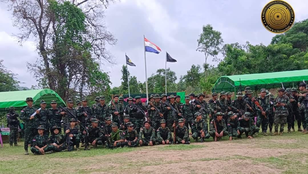(KNDF တပ်ရင်း - ၁၀မှ ရဲဘော်များဖြစ်သည်။)