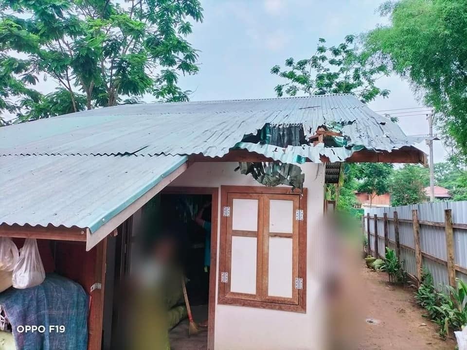 စစ်ကောင်စီတပ်က လက်နက်ကြီးဖြင့်ပစ်ခတ်၍ ပြည်သူ့နေအိမ်အချို့ ပျက်စီးနေမှု ။ ။ဓါတ်ပုံ-CJ