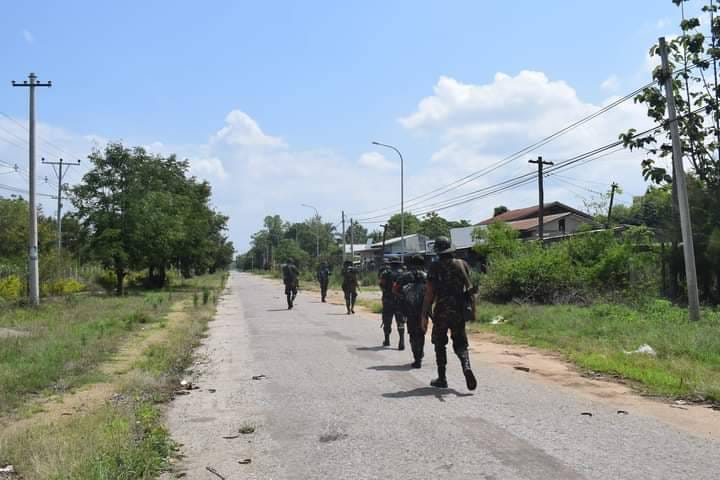 (ဒီး​​မော့ဆို PDFနှင့် အလယ်ပိုင်းတိုင်း၁၁၀၂ တပ်ရင်းတို့မှ တပ်ဖွဲ့ဝင်အချို့ ။ ။ဓါတ်ပုံ-ဒီး​မော့ဆိုPDF)