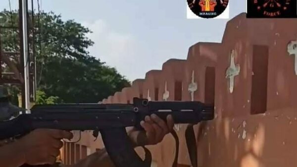 (တိုက်ပွဲတစ်ခုတွင် 27 Revolution Force တပ်ဖွဲ့ဝင်တစ်ဦးတိုက်ခိုက်​နေစဥ်)