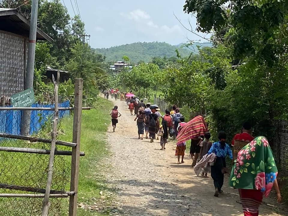 (စစ်ကောင်စီတပ်ဆုတ်ရာ လမ်းကြောင်းပေါ်ရှိ ပြည်သူများနှင့်စစ်ရှောင်ပြည်သူများကို ကန်ပက်လက်မြို့ ပြည်သူ့အုပ်ချုပ်ရေးအဖွဲ့က ဘေးကင်းရာရွေ့ပြောင်းပေးစဥ်။ ဓါတ်ပုံ-ကန်က်လက်မြို့ ပြည်သူ့အုပ်ချုပ်ရေးအဖွဲ့)