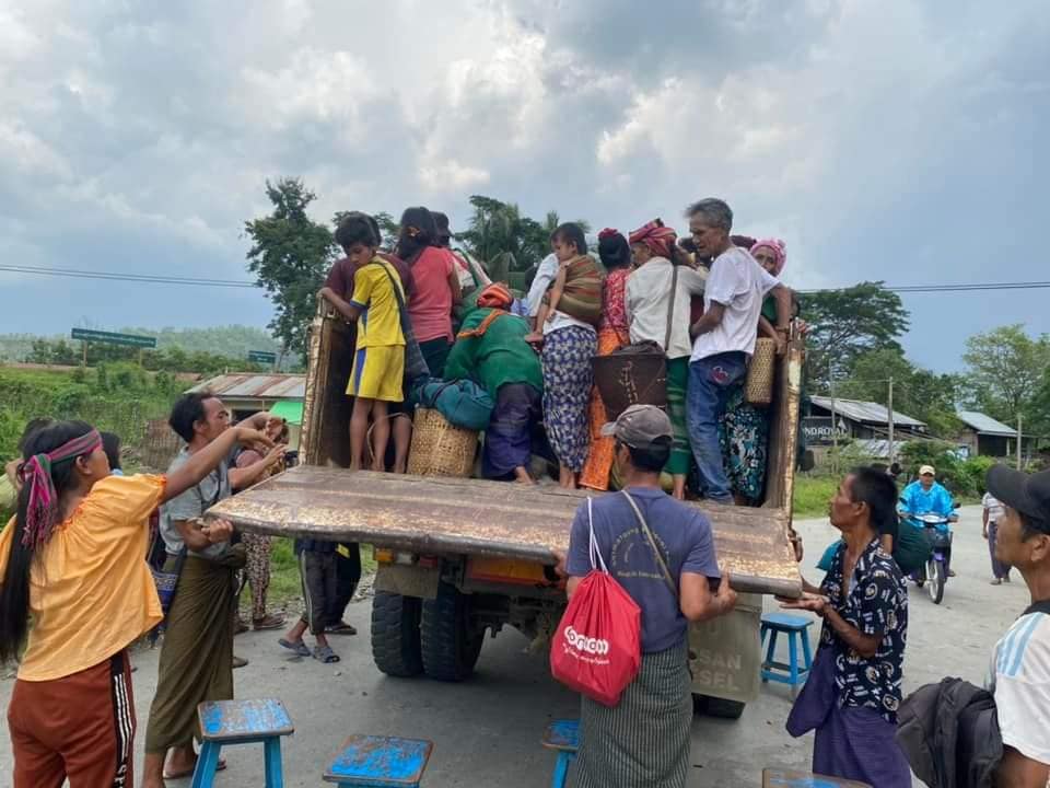 (စစ်ကောင်စီတပ်ဆုတ်ရာ လမ်းကြောင်းပေါ်ရှိ ပြည်သူများနှင့်စစ်ရှောင်ပြည်သူများကို ကန်ပက်လက်မြို့ ပြည်သူ့အုပ်ချုပ်ရေးအဖွဲ့က ဘေးကင်းရာရွေ့ပြောင်းပေးစဥ်။ ဓါတ်ပုံ-ကန်က်လက်မြို့ ပြည်သူ့အုပ်ချုပ်ရေးအဖွဲ့)