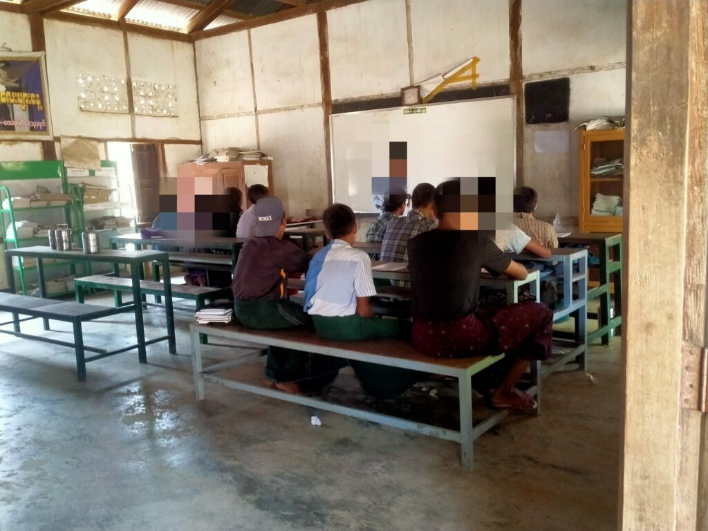 ပေါက်တောင်ပိုင်းပြောက်ကျားတပ်၏ ထိန်းချုပ်နယ်မြေအတွင်းတွင်ရှိသော စာသင်ကျောင်းအား တွေ့ရစဥ်၊ ဓာတ်ပုံ - ပေါက်တောင်ပိုင်းပြောက်ကျားတပ်