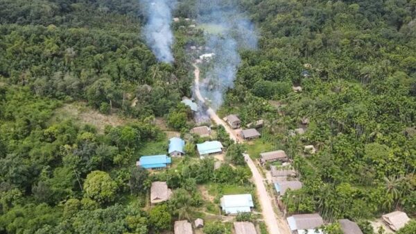 (စစ်ကောင်စီတပ်သားများ၏ သွေးကွက်များနှင့် မီးရှို့ခံခဲ့ရသည့် ပြည်သူနေ့အိမ်များအား ​တွေ့ရစဥ်)