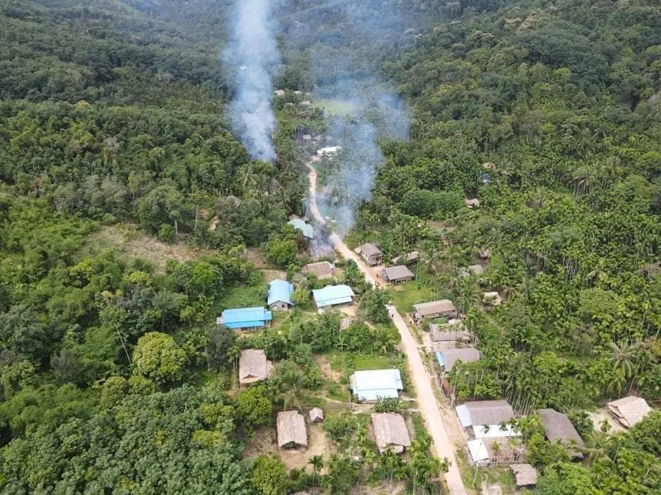 (စစ်ကောင်စီတပ်သားများ၏ သွေးကွက်များနှင့် မီးရှို့ခံခဲ့ရသည့် ပြည်သူနေ့အိမ်များအား ​တွေ့ရစဥ်)