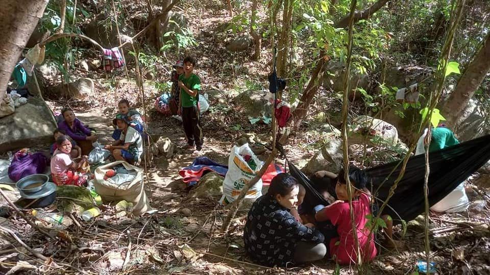 ကျောက်ကြီးထဲက ရွာတစ်ရွာကိုလက်နဲ့ကြီးနဲ့ပစ်လို့ ရွာလုံးကျွတ်ထွက်ပြေး