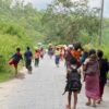 (စစ်​​ကောင်စီတပ်ဆုတ်ရာ လမ်း​ကြောင်း​ပေါ်ရှိ ပြည်သူများနှင့်စစ်​ရှောင်ပြည်သူများကို ကန်ပက်လက်မြို့ ပြည်သူ့အုပ်ချုပ်​ရေးအဖွဲ့က ​ဘေး​ကင်းရာ​ရွေ့​ပြောင်း​ပေးစဥ်။ ဓါတ်ပုံ-ကန်က်လက်မြို့ ပြည်သူ့အုပ်ချုပ်​ရေးအဖွဲ့)
