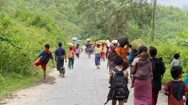 (စစ်​​ကောင်စီတပ်ဆုတ်ရာ လမ်း​ကြောင်း​ပေါ်ရှိ ပြည်သူများနှင့်စစ်​ရှောင်ပြည်သူများကို ကန်ပက်လက်မြို့ ပြည်သူ့အုပ်ချုပ်​ရေးအဖွဲ့က ​ဘေး​ကင်းရာ​ရွေ့​ပြောင်း​ပေးစဥ်။ ဓါတ်ပုံ-ကန်က်လက်မြို့ ပြည်သူ့အုပ်ချုပ်​ရေးအဖွဲ့)