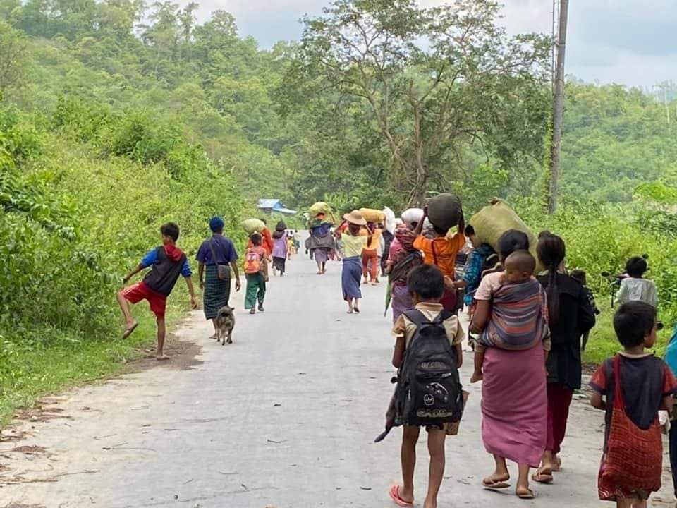 (စစ်​​ကောင်စီတပ်ဆုတ်ရာ လမ်း​ကြောင်း​ပေါ်ရှိ ပြည်သူများနှင့်စစ်​ရှောင်ပြည်သူများကို ကန်ပက်လက်မြို့ ပြည်သူ့အုပ်ချုပ်​ရေးအဖွဲ့က ​ဘေး​ကင်းရာ​ရွေ့​ပြောင်း​ပေးစဥ်။ ဓါတ်ပုံ-ကန်က်လက်မြို့ ပြည်သူ့အုပ်ချုပ်​ရေးအဖွဲ့)