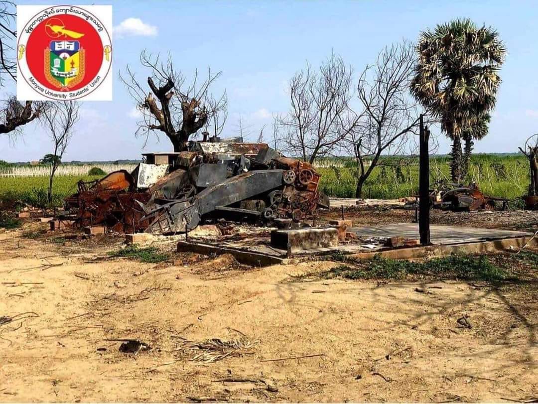 (မုံရွာ တကသ ကစစ်ဘေး မီးဘေးသင့်ပြည်သူများကို ကူညီစဥ် /အကြမ်းဖက်စစ်တပ်မီးရှို့ခဲ့သောနေအိမ်များ။ ဓါတ်ပုံ - မုံရွာတကသ)