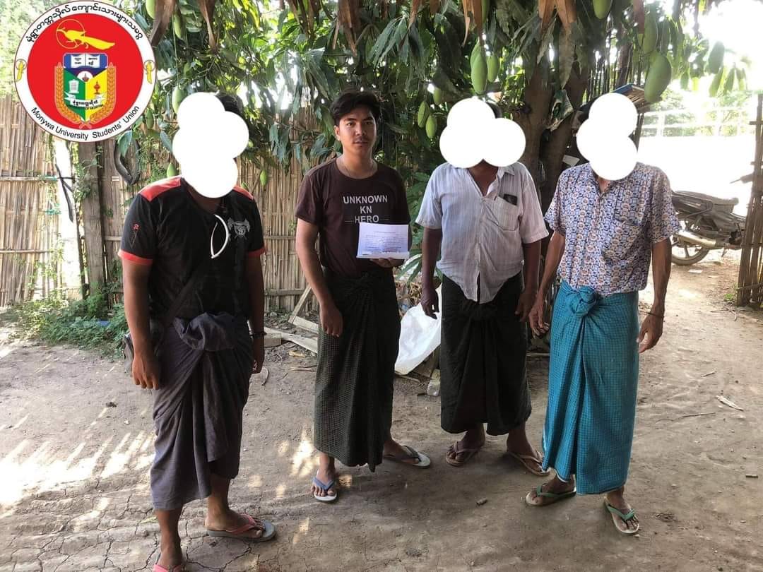 (မုံရွာ တကသ ကစစ်ဘေး မီးဘေးသင့်ပြည်သူများကို ကူညီစဥ် /အကြမ်းဖက်စစ်တပ်မီးရှို့ခဲ့သောနေအိမ်များ။ ဓါတ်ပုံ - မုံရွာတကသ)