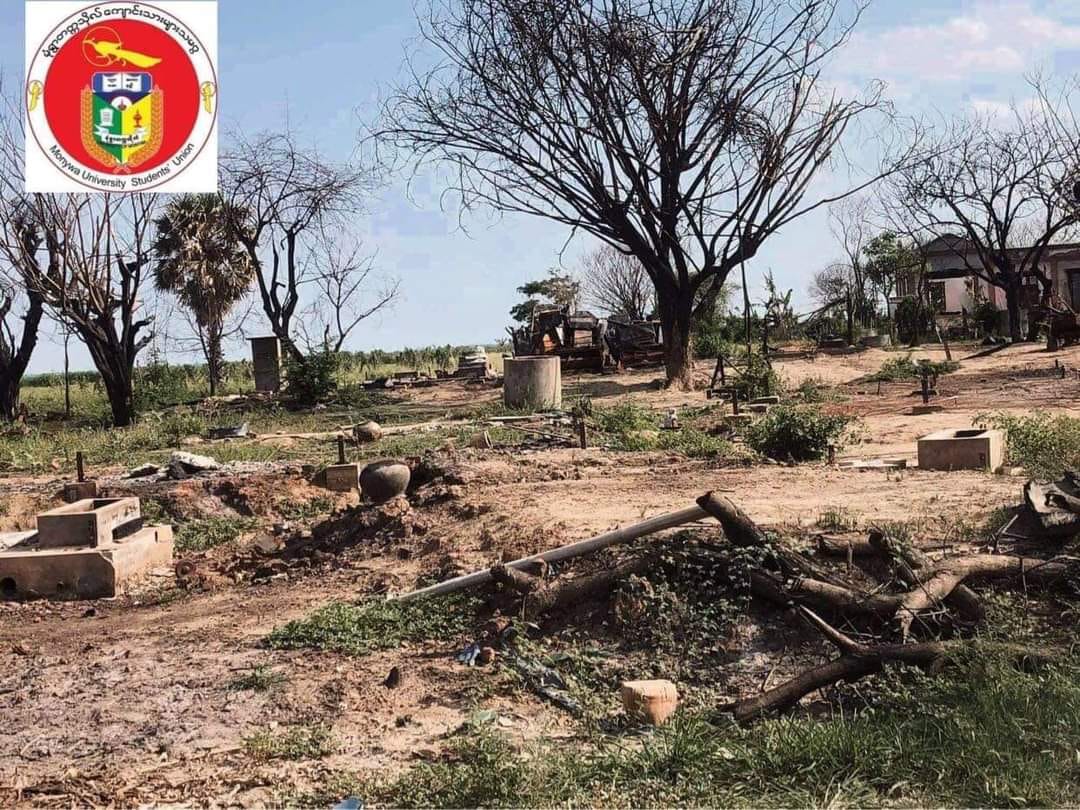 (မုံရွာ တကသ ကစစ်ဘေး မီးဘေးသင့်ပြည်သူများကို ကူညီစဥ် /အကြမ်းဖက်စစ်တပ်မီးရှို့ခဲ့သောနေအိမ်များ။ ဓါတ်ပုံ - မုံရွာတကသ)