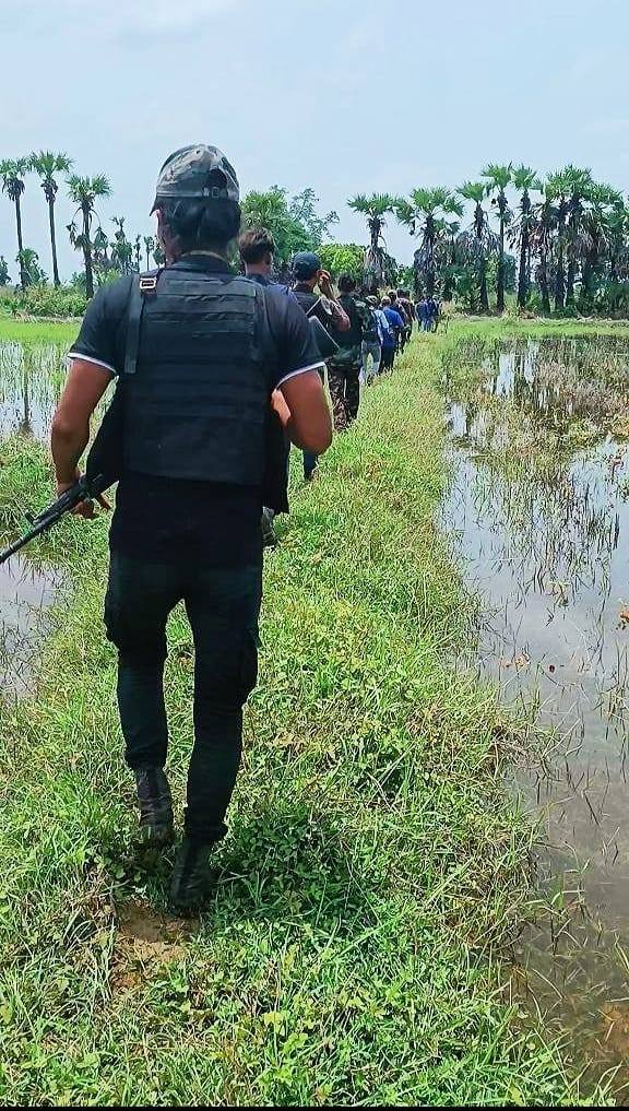 (Ye-U Urban Guerrilla အဖွဲ့မှ ရဲဘော်များအား တွေ့ရစဥ်)