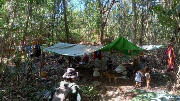 ကျောက်ကြီးထဲက ရွာတစ်ရွာကိုလက်နဲ့ကြီးနဲ့ပစ်လို့ ရွာလုံးကျွတ်ထွက်ပြေး
