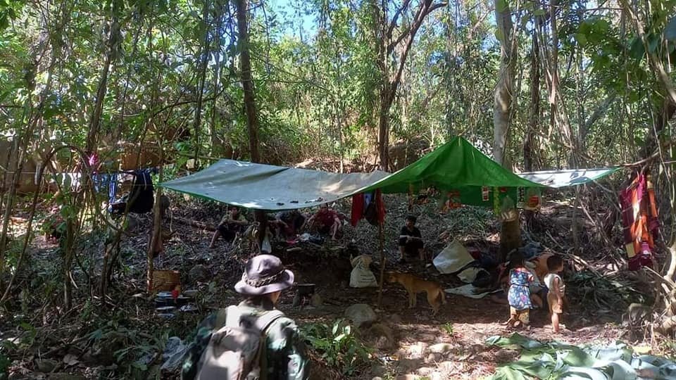 ကျောက်ကြီးထဲက ရွာတစ်ရွာကိုလက်နဲ့ကြီးနဲ့ပစ်လို့ ရွာလုံးကျွတ်ထွက်ပြေး