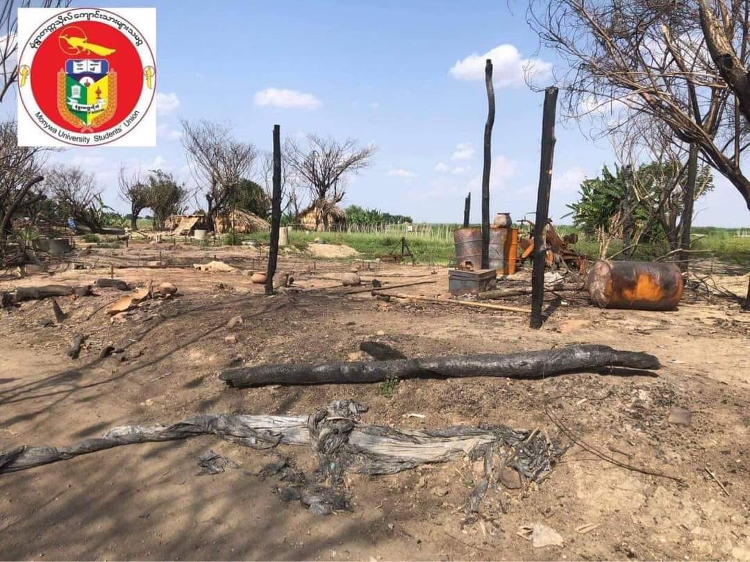 (မုံရွာ တကသ ကစစ်ဘေး မီးဘေးသင့်ပြည်သူများကို ကူညီစဥ် /အကြမ်းဖက်စစ်တပ်မီးရှို့ခဲ့သောနေအိမ်များ။ ဓါတ်ပုံ - မုံရွာတကသ)