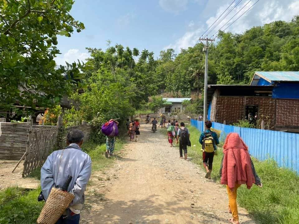 (စစ်ကောင်စီတပ်ဆုတ်ရာ လမ်းကြောင်းပေါ်ရှိ ပြည်သူများနှင့်စစ်ရှောင်ပြည်သူများကို ကန်ပက်လက်မြို့ ပြည်သူ့အုပ်ချုပ်ရေးအဖွဲ့က ဘေးကင်းရာရွေ့ပြောင်းပေးစဥ်။ ဓါတ်ပုံ-ကန်က်လက်မြို့ ပြည်သူ့အုပ်ချုပ်ရေးအဖွဲ့)