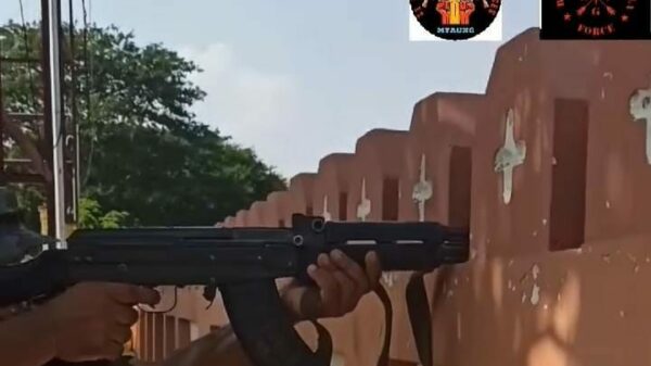 (တိုက်ပွဲတစ်ခုတွင် 27 Revolution Force တပ်ဖွဲ့ဝင်တစ်ဦးတိုက်ခိုက်​နေစဥ်)